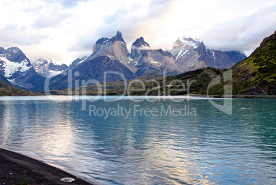 Lago Pehoe See und die Torres del Paine Berge