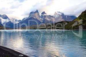 Lago Pehoe See und die Torres del Paine Berge