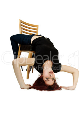 Frau macht Akrobatik auf dem Stuhl