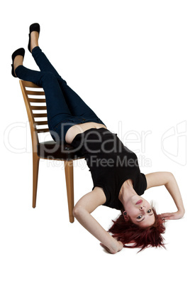 Frau macht Akrobatik auf dem Stuhl