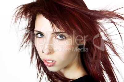Portrait einer jungen Frau mit fliegenden Haaren