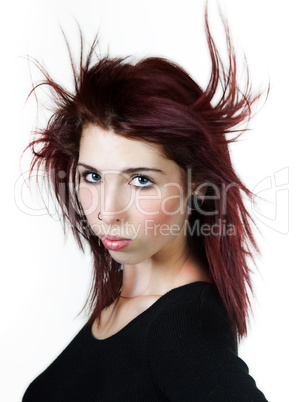 Portrait einer jungen Frau mit fliegenden Haaren