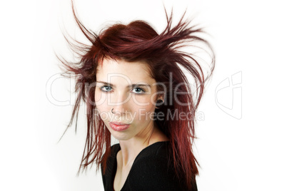 Portrait einer jungen Frau mit fliegenden Haaren