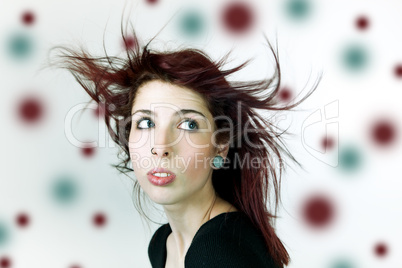 Portrait einer jungen Frau mit fliegenden Haaren