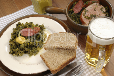 Grünkohl Gericht mit einem Glas Bier