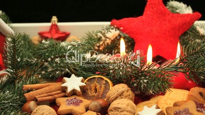 decorative christmas tray with candles and fir branches / dekoratives Weihnachtstablett mit Kerzen und Tannenzweigen