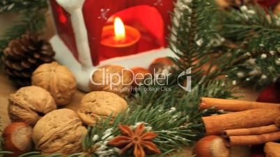 decorative christmas tray with nuts, cookies, cinnamon sticks and candles/ dekoratives Wheinachts-Arrangement mit Nüssen, Keksen,Zimtstangen und Kerzen