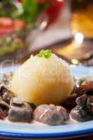 Kartoffelknödel mit bayerischer Pilzsauce