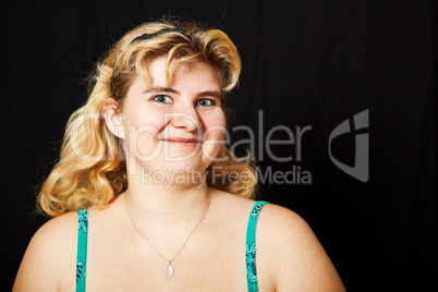 Portrait einer jungen molligen blonden Frau