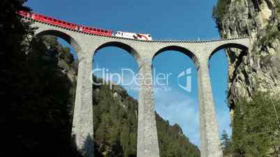 Bergbahn auf dem Landwasser Viadukt, Schweiz