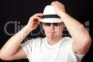 Junger Mann mit Hut und Sonnenbrille