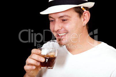 Junger Mann mit Trinkglas