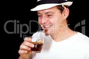 Junger Mann mit Trinkglas