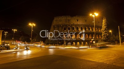 Zeitraffer von Kolosseum in Rom bei Nacht
