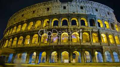 Zeitraffer von Kolosseum bei Nacht