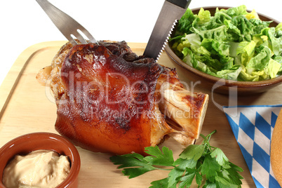 frische Schweinshaxe mit Besteck