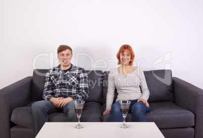 Das junge Paar auf dem Sofa