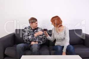 Das junge Paar auf dem Sofa