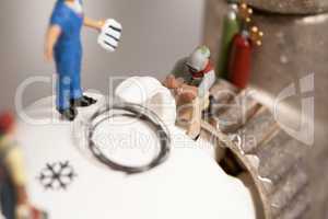 Miniatur Klempner reparieren ein Thermostat