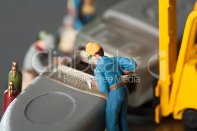 Miniatur Handwerker führen Wartung durch