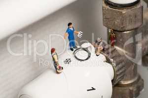 Miniatur Klempner reparieren ein Thermostat