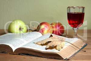 Offenes altes Buch mit Herbstlaub und Rotweinglas