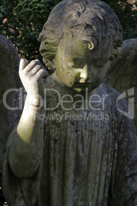 Leicht ramponierter Engel auf einem Friedhof