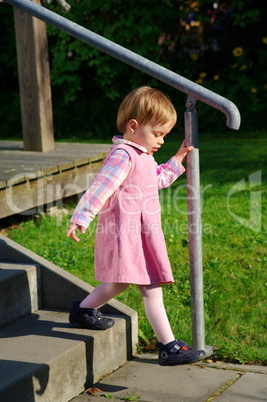 Kleines Mädchen geht die Treppe herab