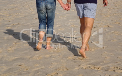 Paar spaziert am Strand von Sylt