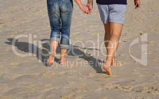 Paar spaziert am Strand von Sylt