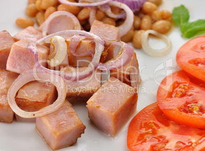 ham with beans and tomatoes