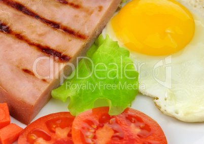 Sliced grilled ham with egg and vegetables
