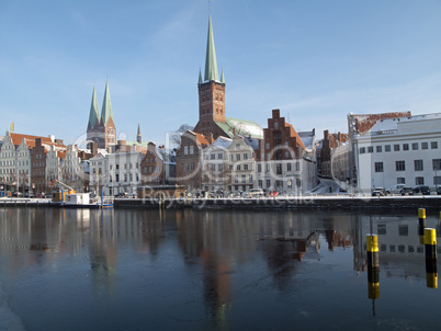 Fassaden an der Obertrave in Lübeck, Petrikirche in Lübeck, De