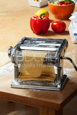 frische Pasta mit einer Nudelmaschine