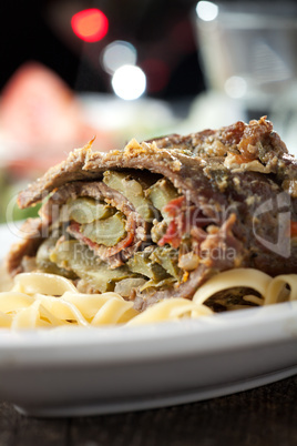 bayerische Roulade mit Schinken und Gurke gefüllt