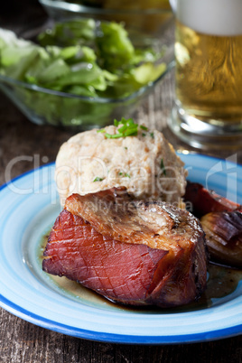 bayerischer Schweinebraten mit Knödel