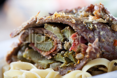 bayerische Roulade mit Schinken und Gurke gefüllt