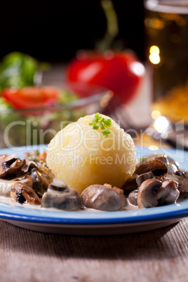 bayerische Pilzsauce mit Kartoffelknödel