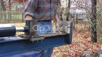 Using hydraulic log splitter