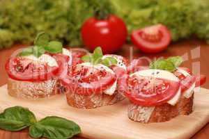 Fingerfood mit Tomaten und Mozzarella