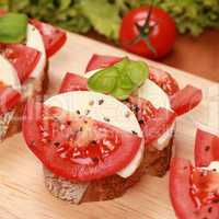 Fingerfood mit Tomaten und Mozzarella