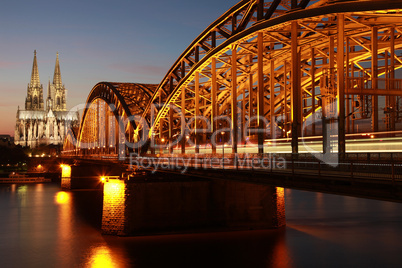 Köln: Hohenzollernbrücke mit Dom im Hintergrund