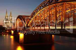 Köln: Hohenzollernbrücke mit Dom im Hintergrund