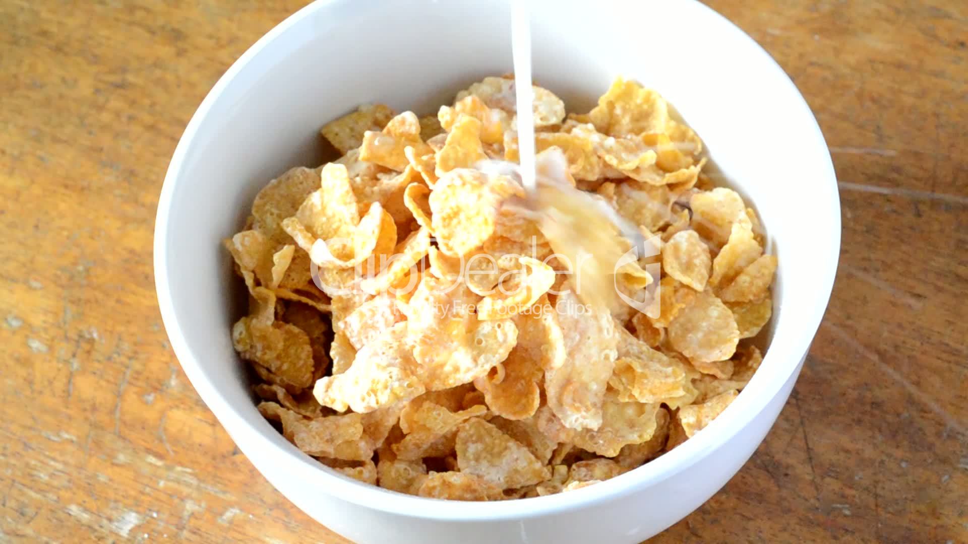 cornflakes taking fresh milk: Lizenzfreie Stock Videos und Clips