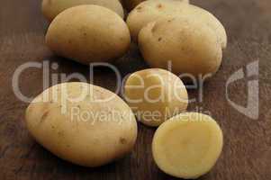 frische Kartoffeln auf Holzplatte