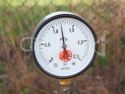 Gas manometer gauge with a black arrow
