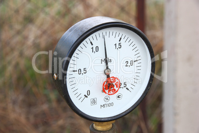 Gas manometer gauge with a black arrow