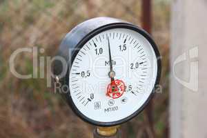 Gas manometer gauge with a black arrow