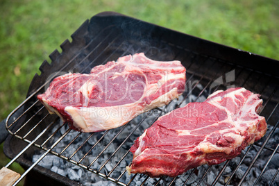 Rindersteaks auf dem Grill