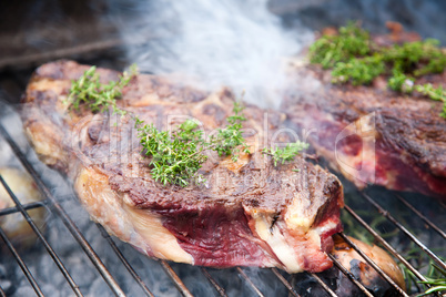 Rindersteaks auf dem Grill